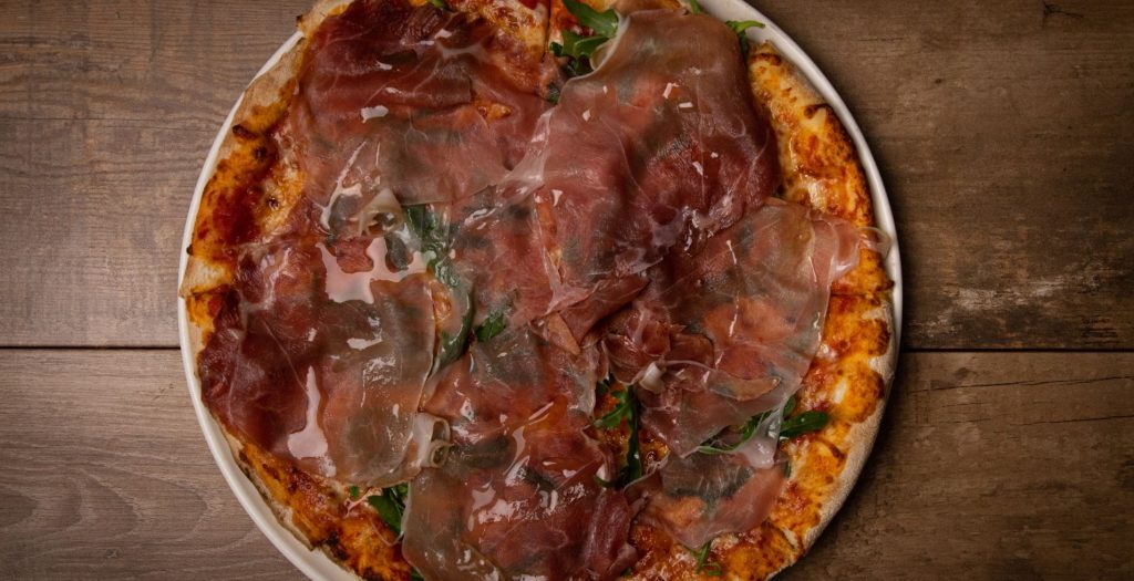 pizza-prosciutto-alla tavola nicoletta