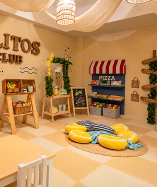 Piccolitos Kids Club: kids' tables, pizza shop and lemon cushions